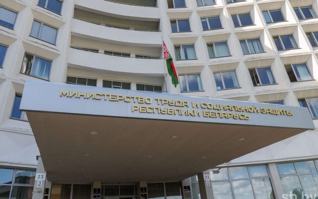 Кто вправе рассчитывать на услугу социального работника — разъяснили в Минтруда