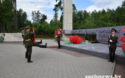 Поезд памяти сделал остановку в Гомеле: первой точкой на гомельской земле для них стал мемориал «Партизанская криничка»