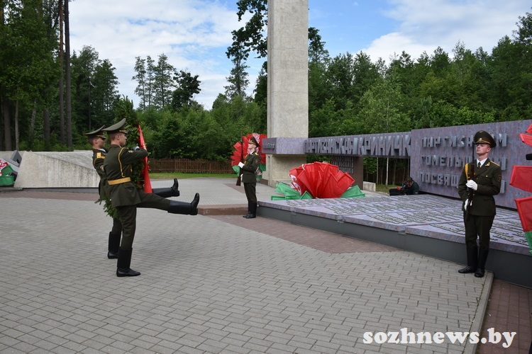 Поезд памяти сделал остановку в Гомеле: первой точкой на гомельской земле для них стал мемориал «Партизанская криничка»