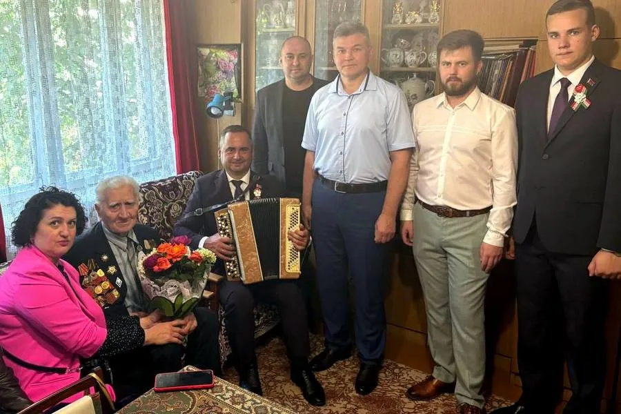 В ГОМЕЛЕ ПРОФСОЮЗНЫЕ АКТИВИСТЫ ПОЗДРАВИЛИ ВЕТЕРАНОВ С ДНЕМ НЕЗАВИСИМОСТИ РЕСПУБЛИКИ БЕЛАРУСЬ