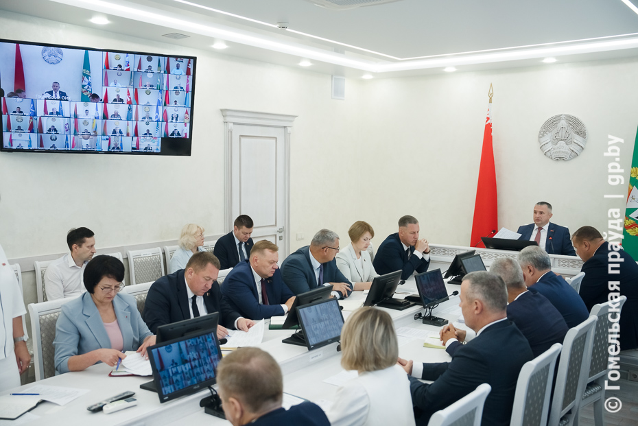 Разворачиваемся с ремонтом дворов. На аппаратном совещании обсудили вопросы благоустройства и готовность учреждений образования к учебному году