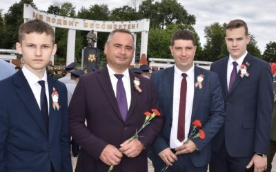 ЕСТЬ ЧЕМ ГОРДИТЬСЯ И ЕСТЬ, ЧТО БЕРЕЧЬ. В КАНУН ДНЯ НЕЗАВИСИМОСТИ РЕСПУБЛИКИ БЕЛАРУСЬ В ГОМЕЛЕ НА АЛЛЕЕ ШЕРОЕВ ПРОШЕЛ ТОРЖЕСТВЕННЫЙ МИТИНГ