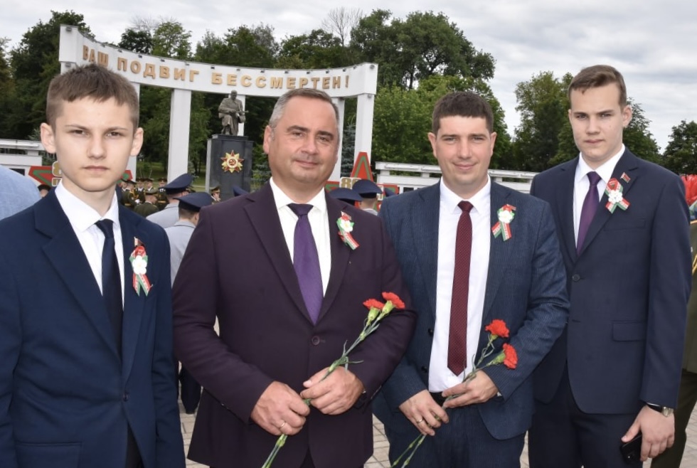 ЕСТЬ ЧЕМ ГОРДИТЬСЯ И ЕСТЬ, ЧТО БЕРЕЧЬ. В КАНУН ДНЯ НЕЗАВИСИМОСТИ РЕСПУБЛИКИ БЕЛАРУСЬ В ГОМЕЛЕ НА АЛЛЕЕ ШЕРОЕВ ПРОШЕЛ ТОРЖЕСТВЕННЫЙ МИТИНГ