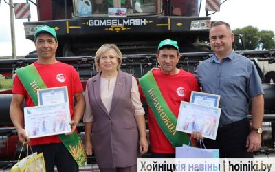 РУБЕЖ В ДВЕ ТЫСЯЧИ ТОНН ВЗЯТ КОМБАЙНЕРАМИ КСУП «ИМЕНИ И.П. МЕЛЕЖА» ДМИТРИЕМ ЮШКЕВИЧЕМ И ВАСИЛИЕМ КУЗЬМЕНКО!