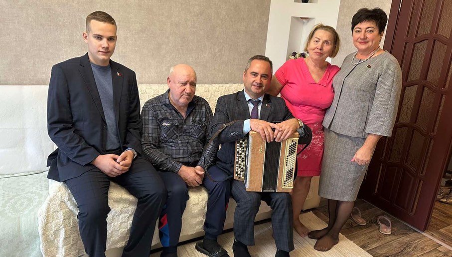 ЗАБОТА И УВАЖЕНИЕ: ПОЗДРАВЛЕНИЕ ВЕТЕРАНОВ ТРУДА С ДНЕМ ПОЖИЛОГО ЧЕЛОВЕКА!