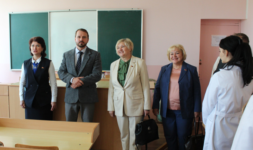 «Жить в мире и согласии – характерная черта белорусов». Елена Кличковская встретилась с молодыми специалистами-медиками из Речицкого района