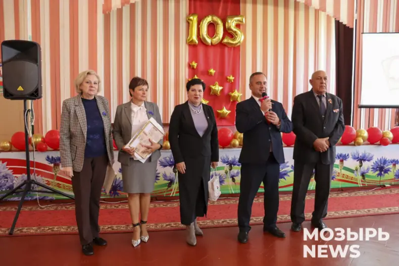 ТОРЖЕСТВЕННОЕ СОБРАНИЕ, ПОСВЯЩЕННОЕ 105-Й ГОДОВЩИНЕ ОБРАЗОВАНИЯ КОМСОМОЛА ПРОШЛО В МОЗЫРСКОЙ ШКОЛЕ № 12
