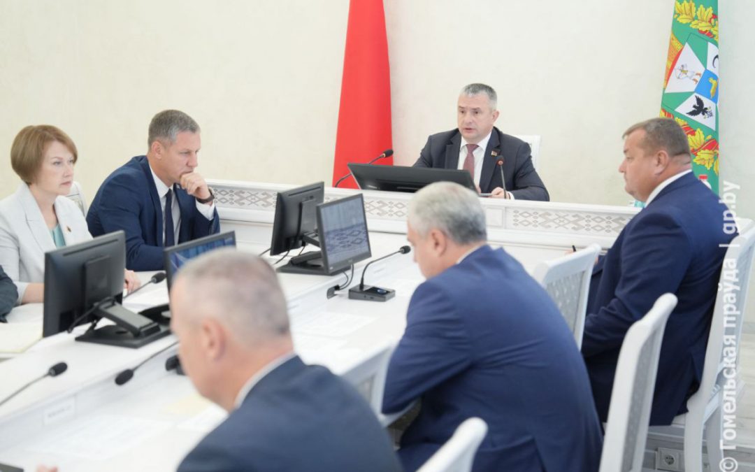 В поле и в лесу помните о сроках. На аппаратном совещании в облисполкоме рассмотрели ход работ в АПК, готовность к зиме и вопросы благоустройства