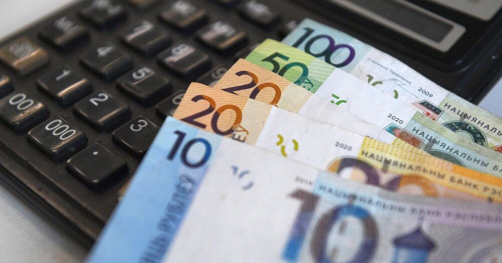 Начисляются ли взносы в ФСЗН на стоимость подарков? Ответ Минтруда