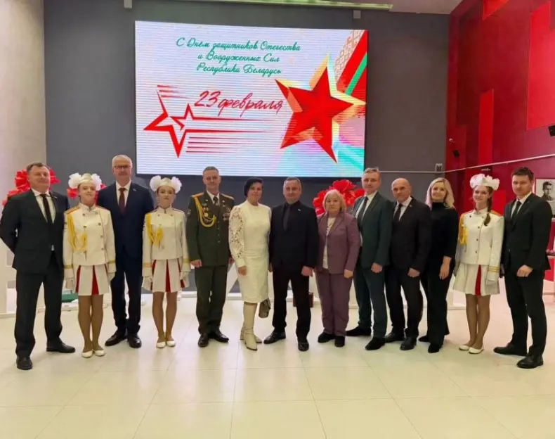 СИЛА В ПОГОНАХ: ТОРЖЕСТВЕННОЕ СОБРАНИЕ И КОНЦЕРТ КО ДНЮ ЗАЩИТНИКОВ ОТЕЧЕСТВА ОБЪЕДИНИЛ В ГОМЕЛЕ ВОЕННЫХ РАЗНЫХ ПОКОЛЕНИЙ