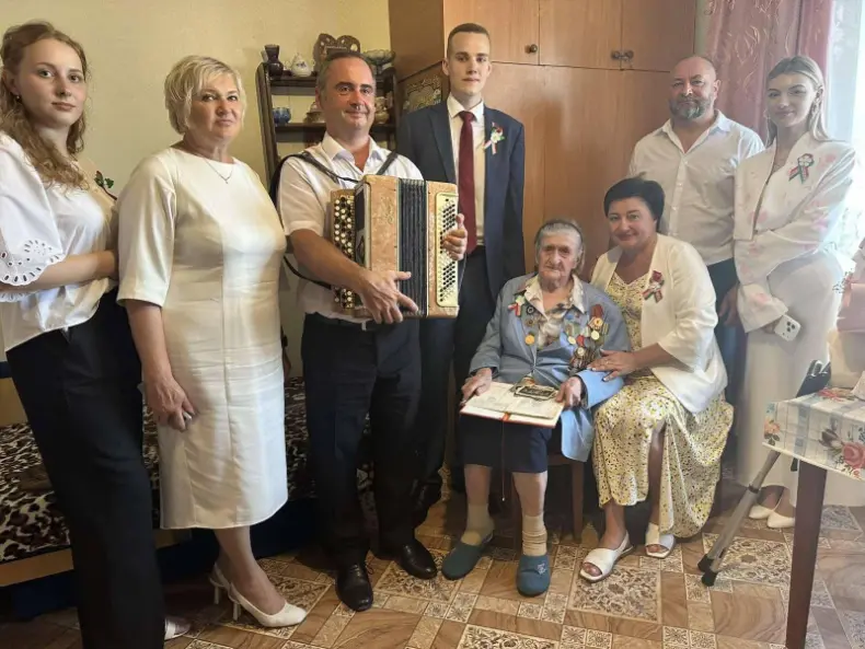 В ГОМЕЛЕ ПРЕДСТАВИТЕЛИ ПРОФСОЮЗОВ И КРАСНОГО КРЕСТА ПОЗДРАВИЛИ С ДНЁМ НЕЗАВИСИМОСТИ ВЕТЕРАНА ВЕЛИКОЙ ОТЕЧЕСТВЕННОЙ ВОЙНЫ НАДЕЖДУ ВАСИЛЬЕВНУ ШУБИНУ